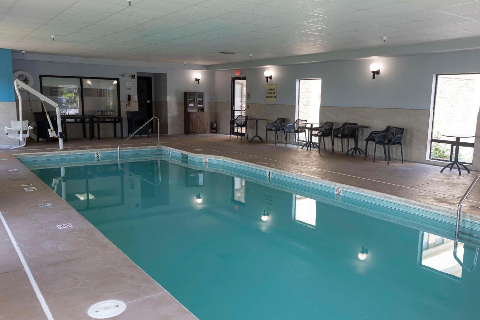 Hampton Kent/akron Area Hotel